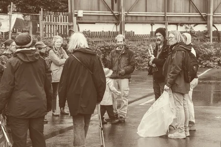 Un groupe d’habitants marche le long du site