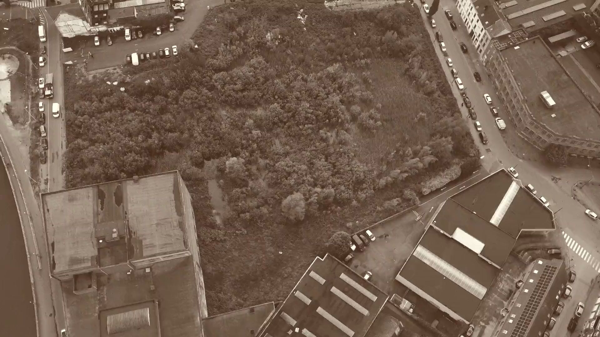 Vue aérienne du marais de Biestebroeck, cerné par les hangars et les routes du quartier