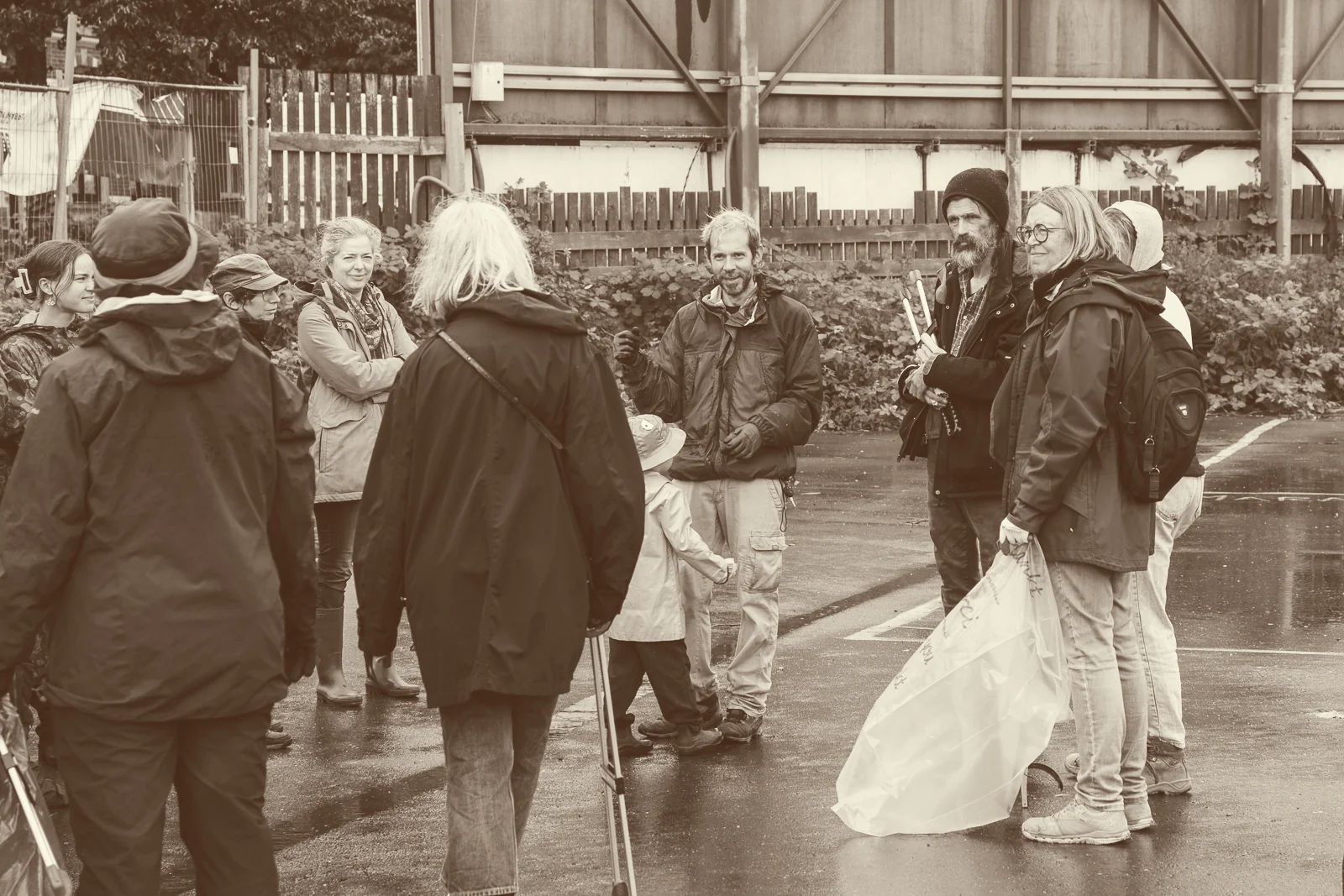 Un rassemblement d’habitant·es et de militant·es sur le terrain du marais