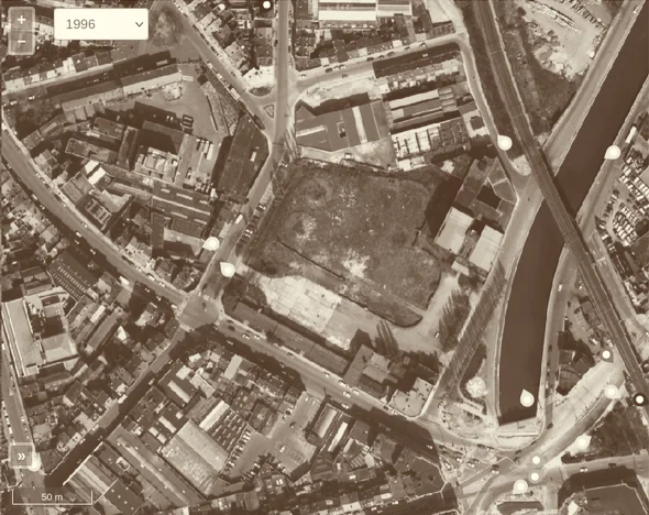 Vue aérienne de 1996 : les cuves de Shell ont disparu, l’îlot n’est plus qu’un grand terrain vague entre les rues, les entrepôts et le canal
